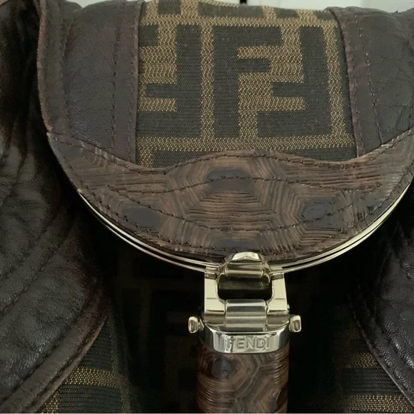 👛FENDI Spybag - Picture 3 of 9